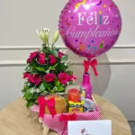 Desayuno sorpresa con rosas, globo y lirios