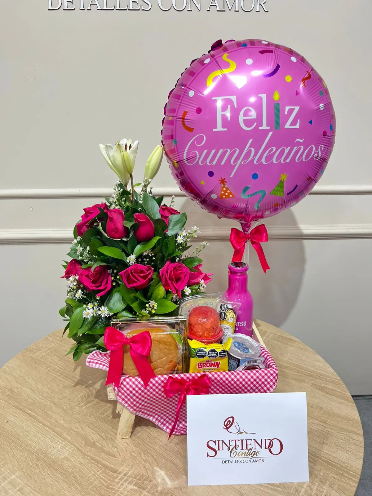 Desayuno sorpresa con rosas, globo y lirios