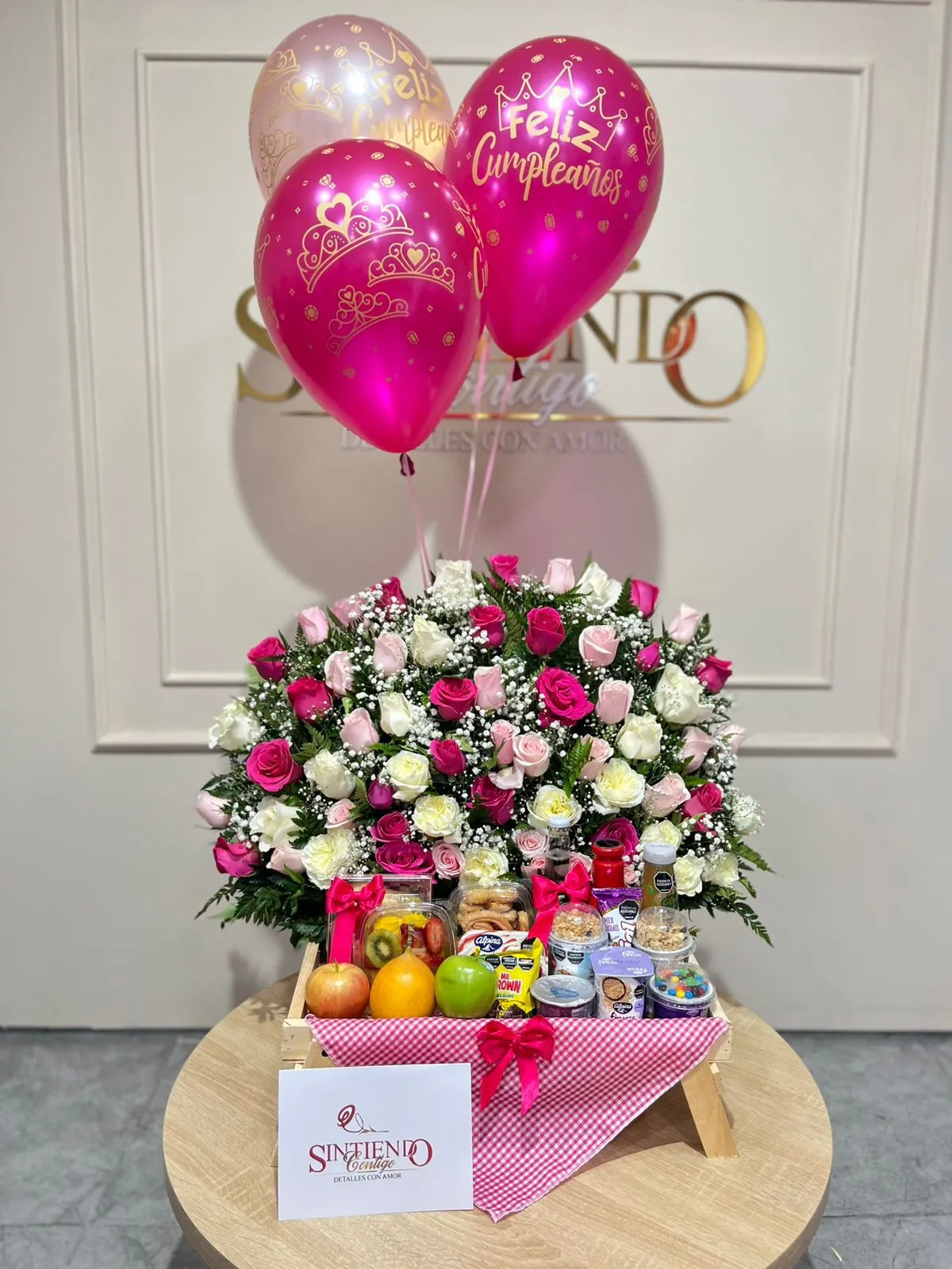 Desayuno sorpresa con rosas surtidas y globos con helio