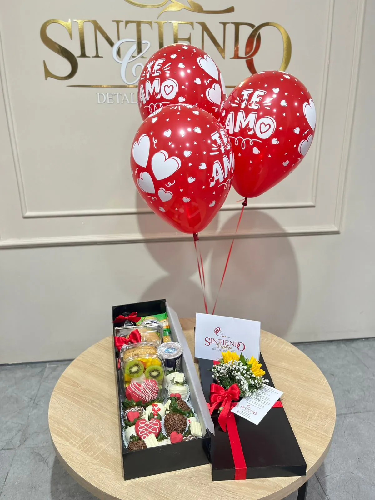 Desayuno sorpresa en caja, con globos con helio y fresas con chocolate