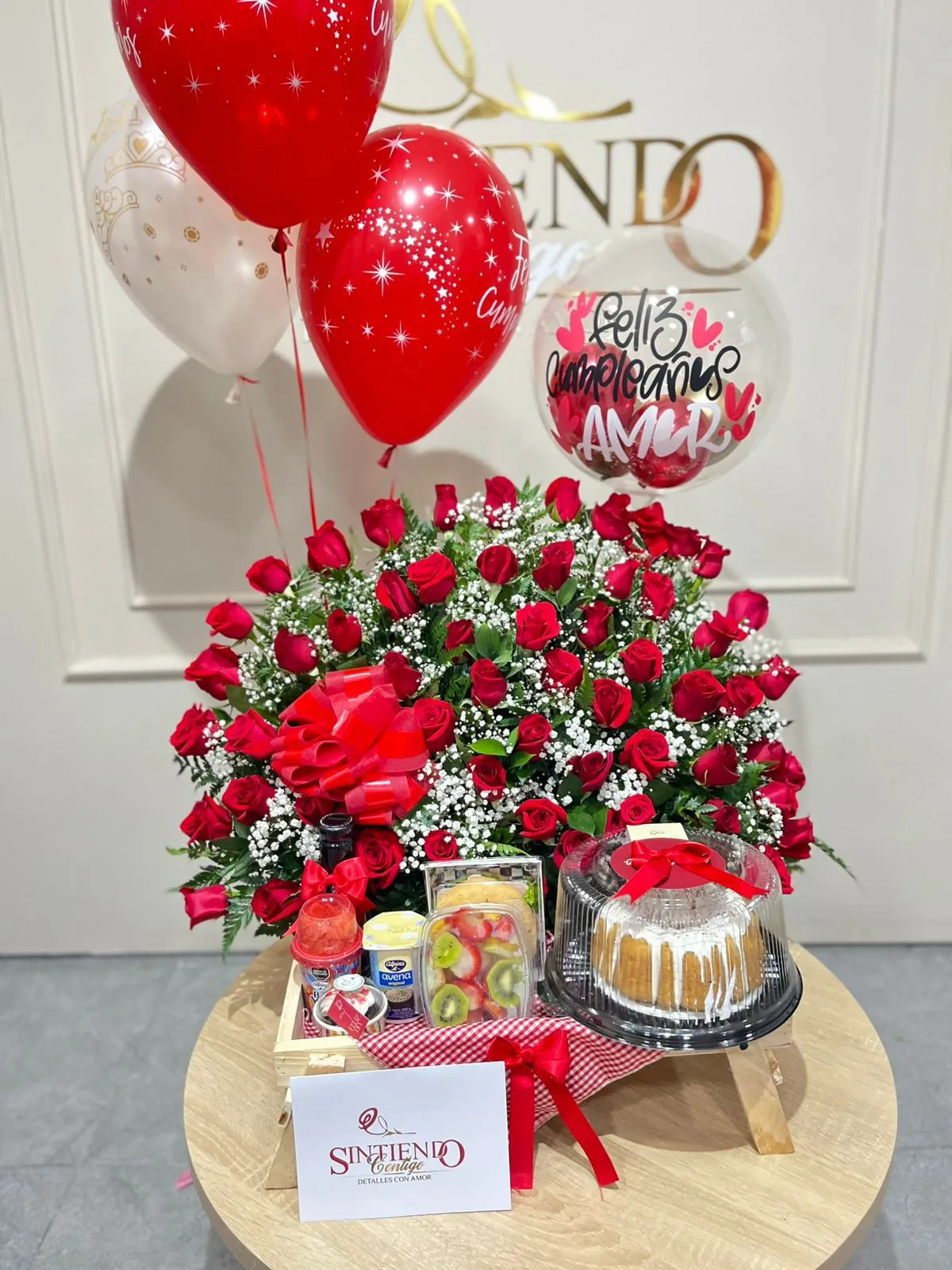 Desayuno sorpresa con rosas, torta y globos con helio