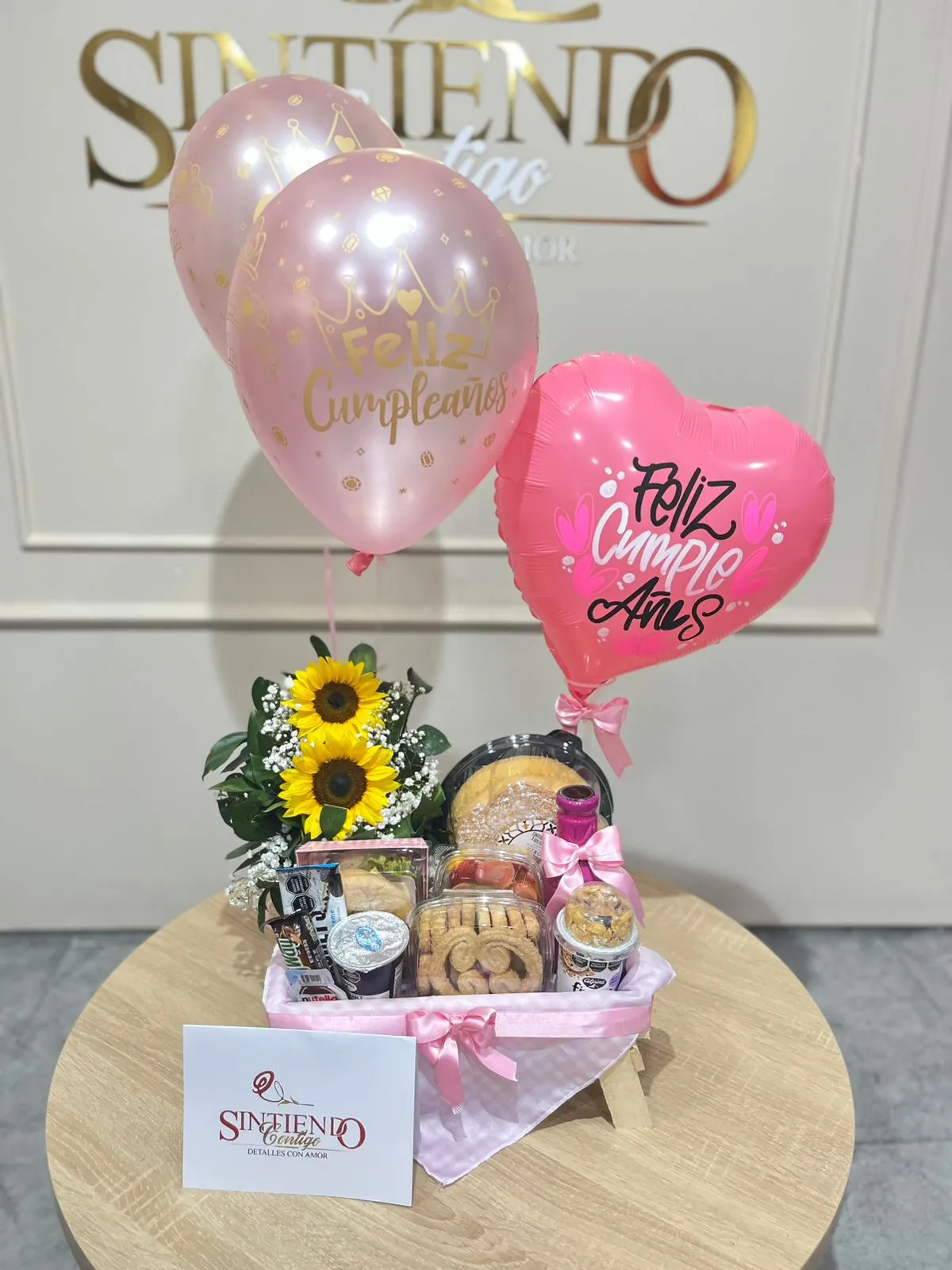 Desayuno sorpresa con girasoles y globos con helio