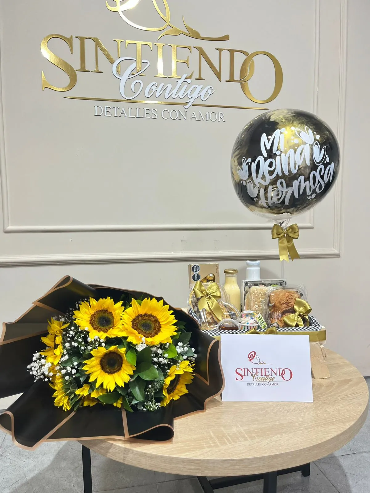 Desayuno sorpresa con globo con helio y ramillete de girasoles