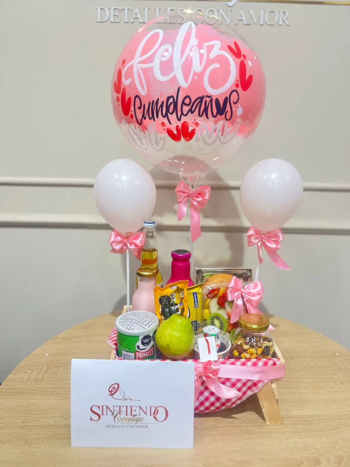 Desayuno sorpresa con globos con helio