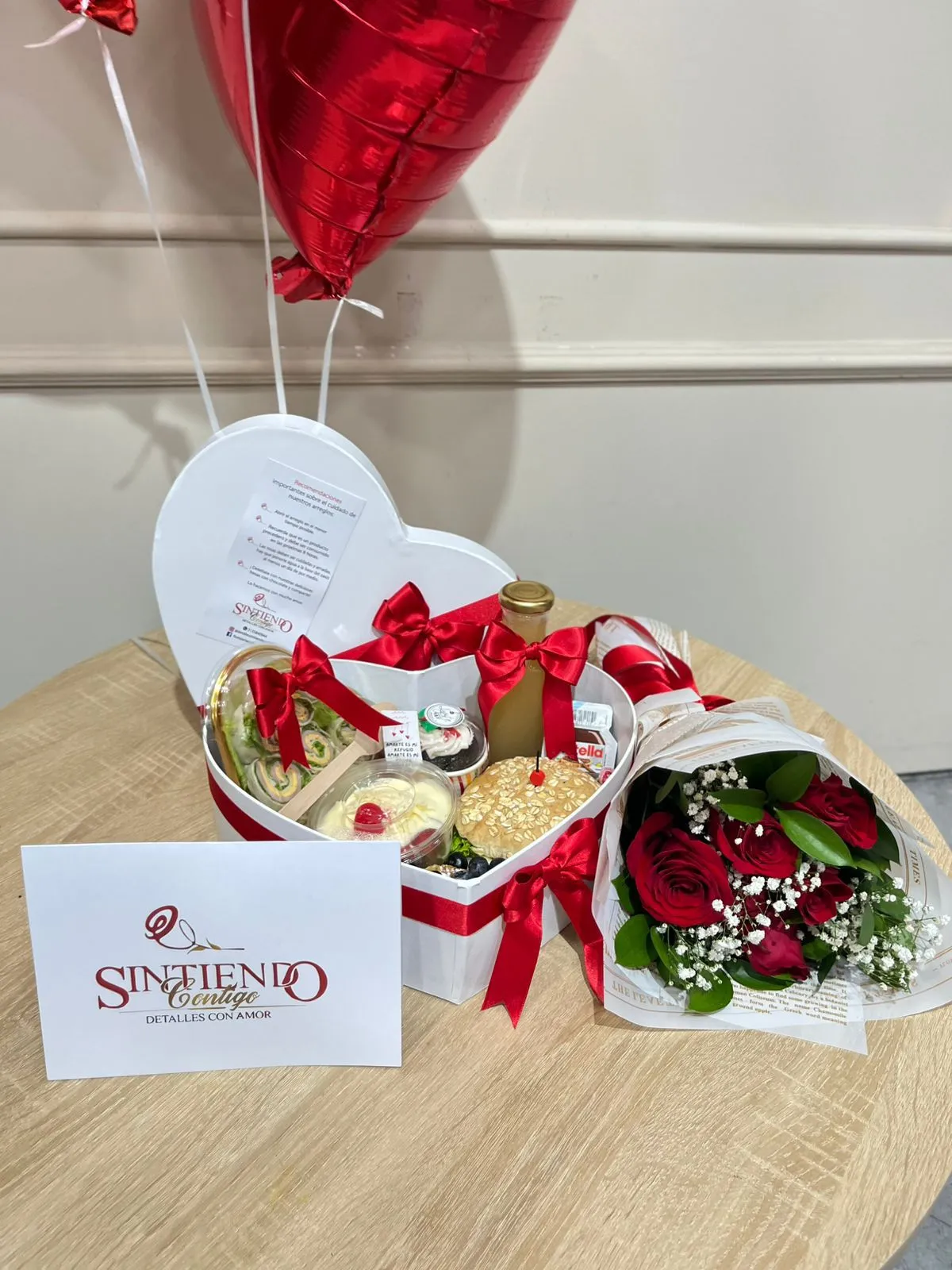 Desayuno sorpresa en caja corazon con ramillete de rosas