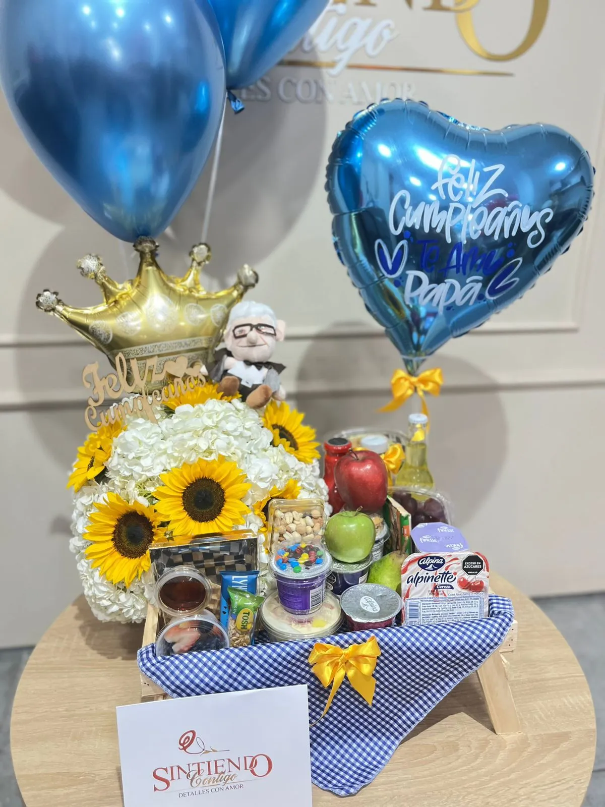 Desayuno sorpresa con hortensias, girasoles y globos con helio