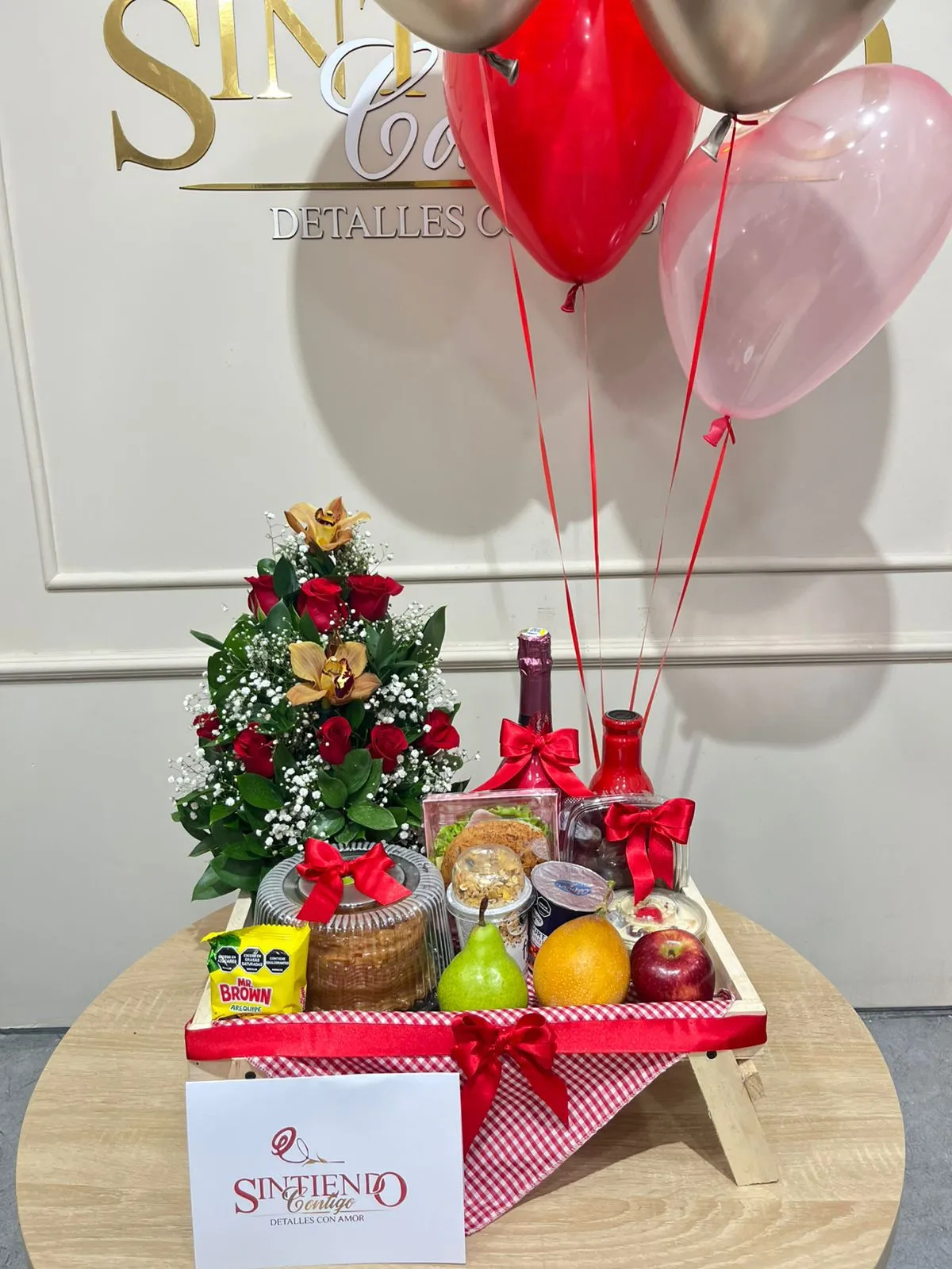 Desayuno sorpresa con rosas, orquidea y globos con helio