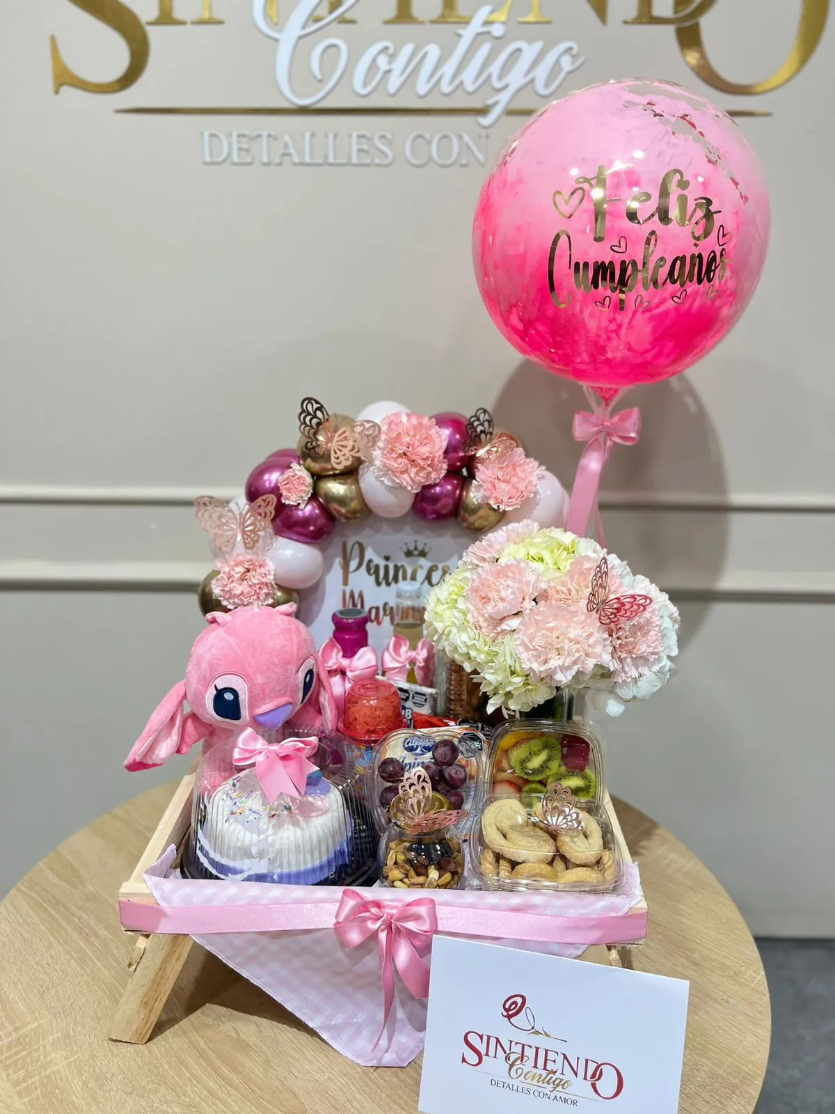 Desayuno sorpresa con hortensias, globos con helio y peluche