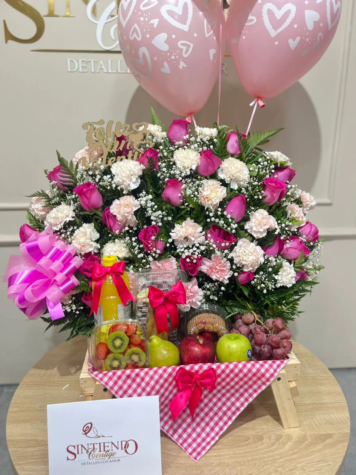 Desayuno sorpresa con rosas, claveles, frutas y globos con helio