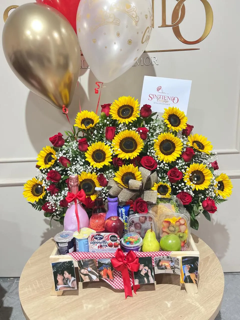 Desayuno sorpresa con rosas, girasoles y globos con helio