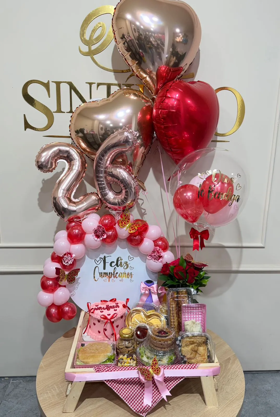 Desayuno sorpresa con globos con helio, rosas y pastel