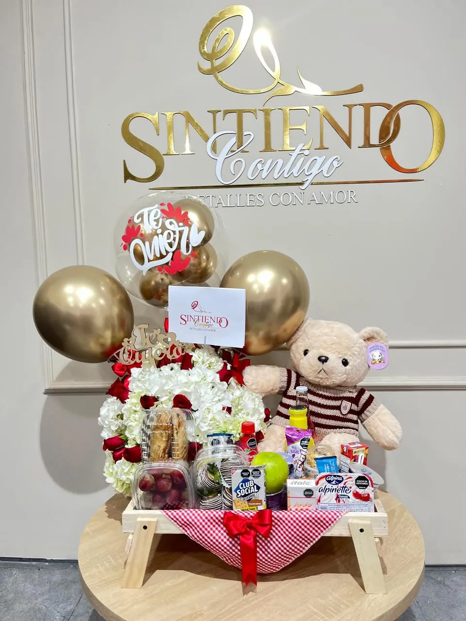 Desayuno sorpresa con hortensias, rosas, globos con helio y peluche