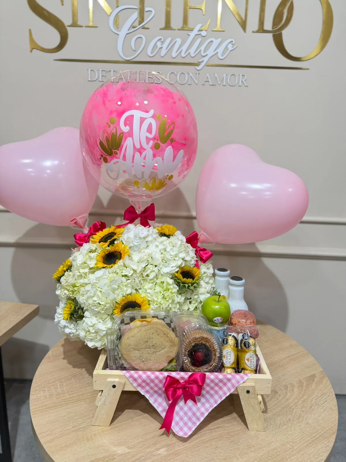 Desayuno sorpresa con hortensias, girasoles y globos con helio