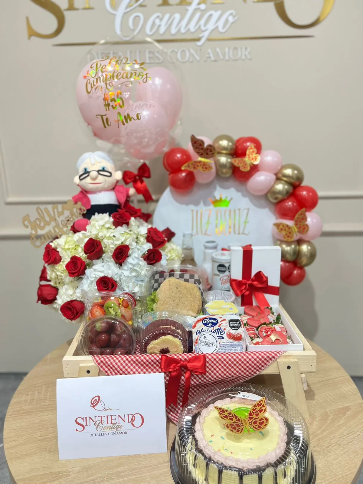 Desayuno sorpresa con hortensias, rosas, peluche y globos con helio