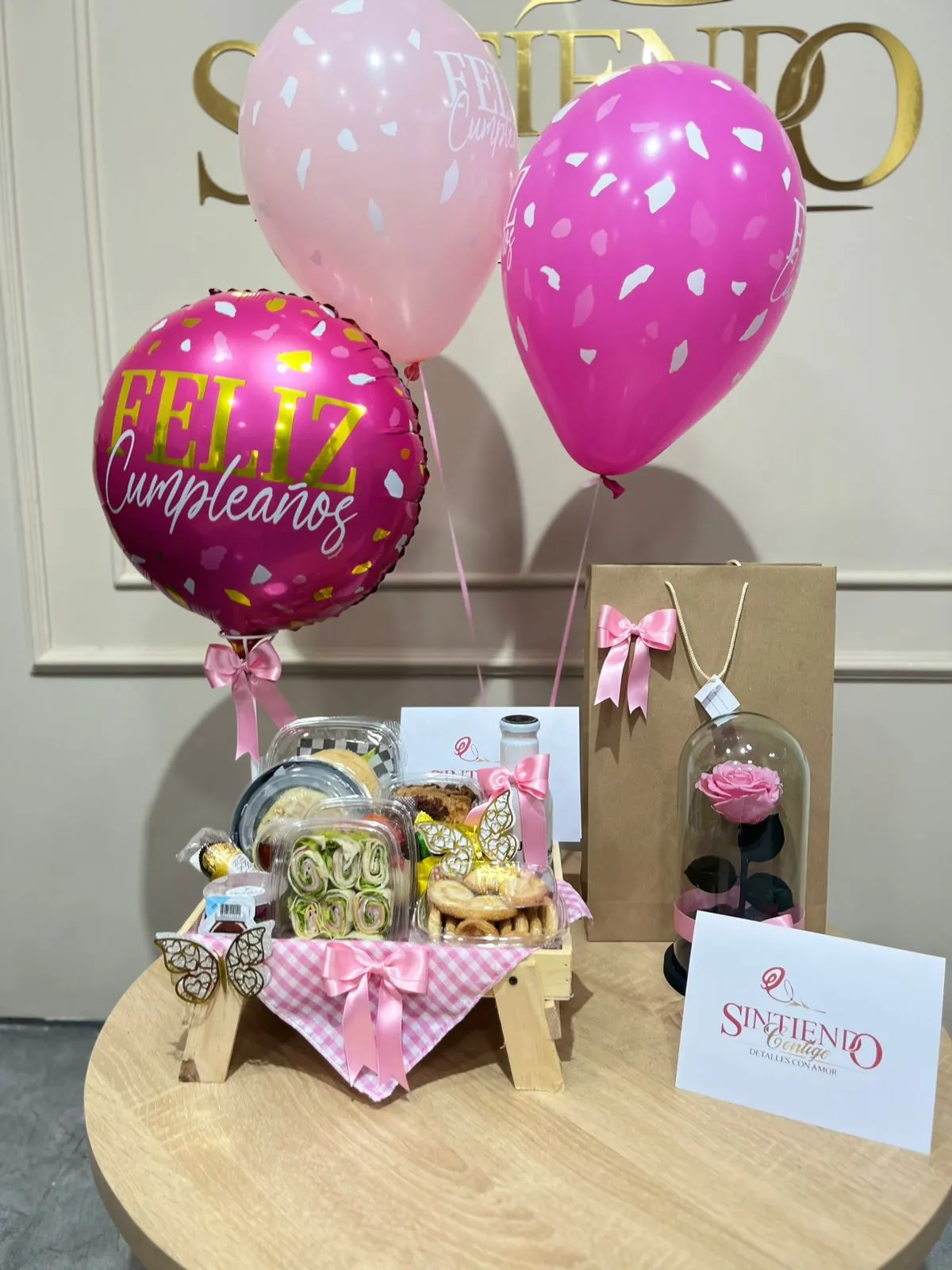 Desayuno sorpresa, con rosa preservada y globos con helio