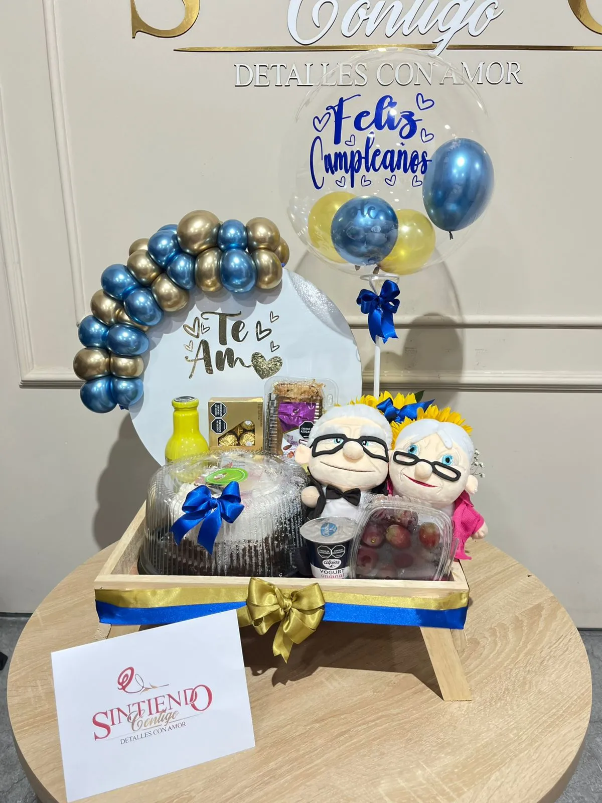 Desayuno sorpresa con torta, globos con helio y peluches