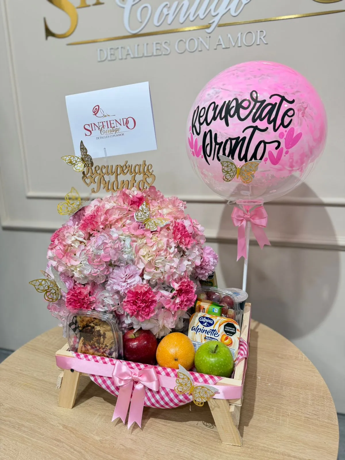 Desayuno sorpresa con hortensias, frutas y globo con helio