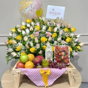 Desayuno sorpresa con rosas surtidas, virgen en marmolina y globo con helio