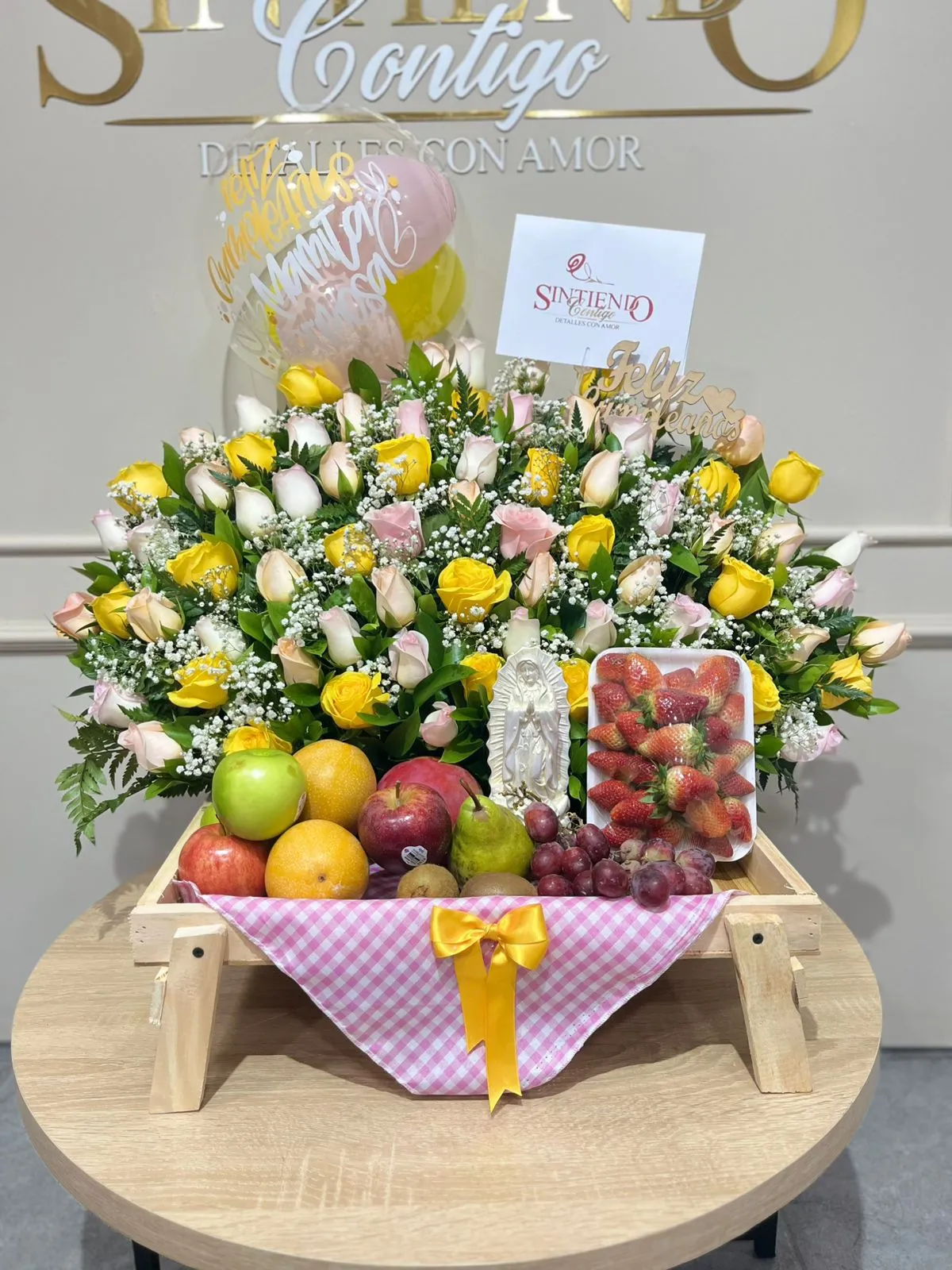 Desayuno sorpresa con rosas surtidas, virgen en marmolina y globo con helio