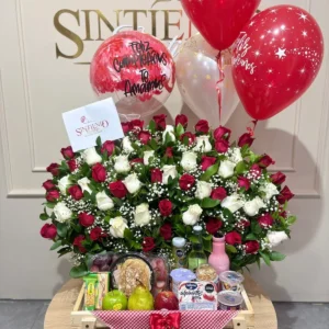 Desayuno sorpresa con rosas blancas y rojas y globos con helio