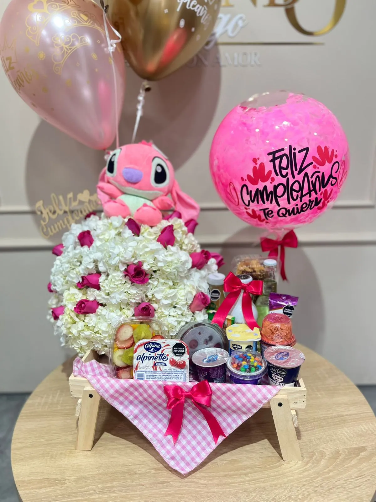 Desayuno sorpresa con hortensias, rosas, peluche y globos con helio