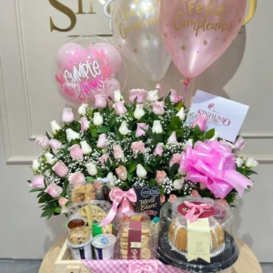 Desayuno sorpresa con rosas surtidas, torta y globos con helio