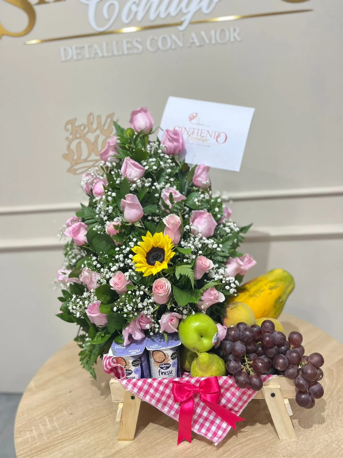 Desayuno sorpresa saludable con rosas y girasoles