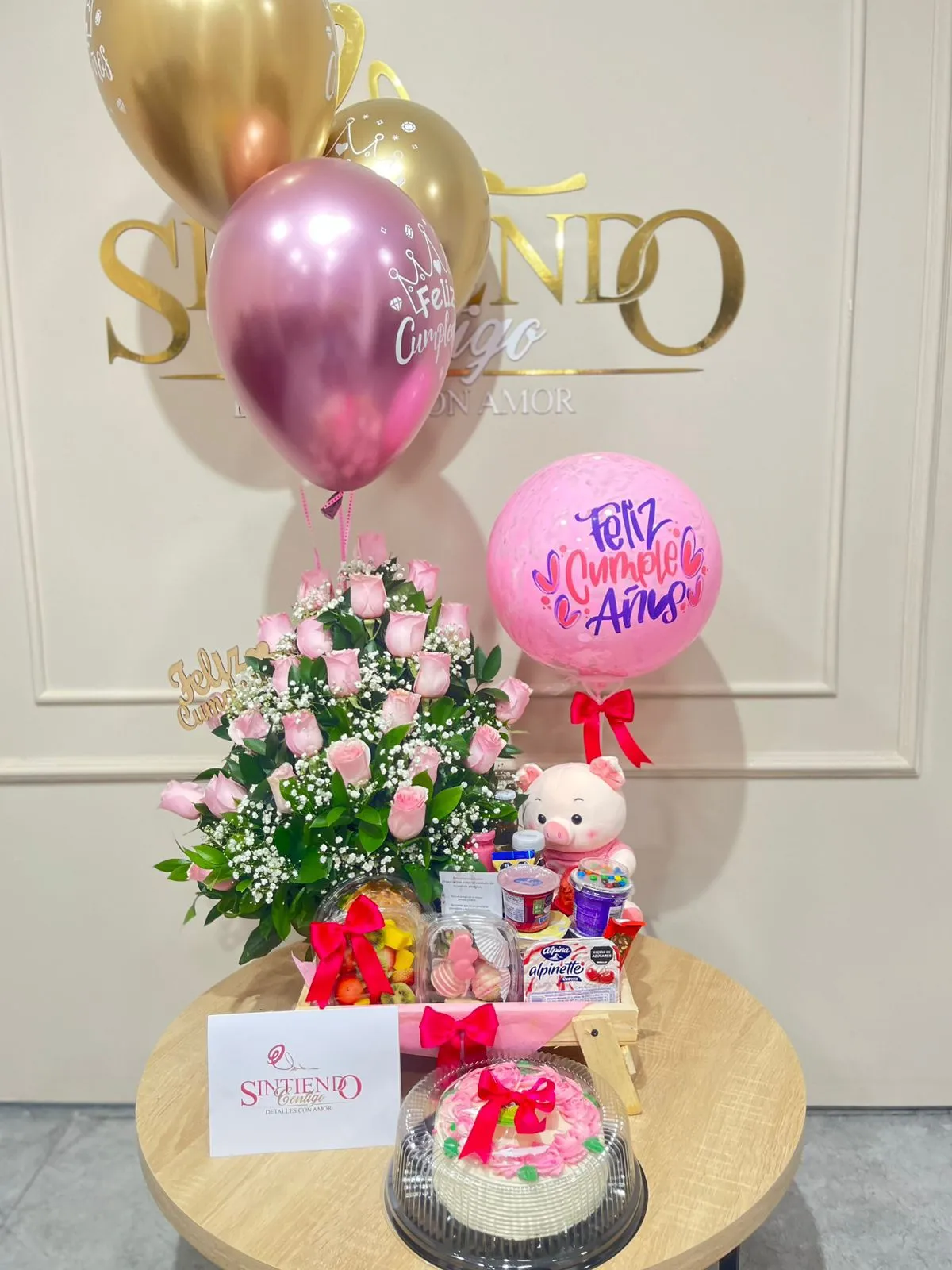 Desayuno sorpresa con rosas, globos con helio y peluche