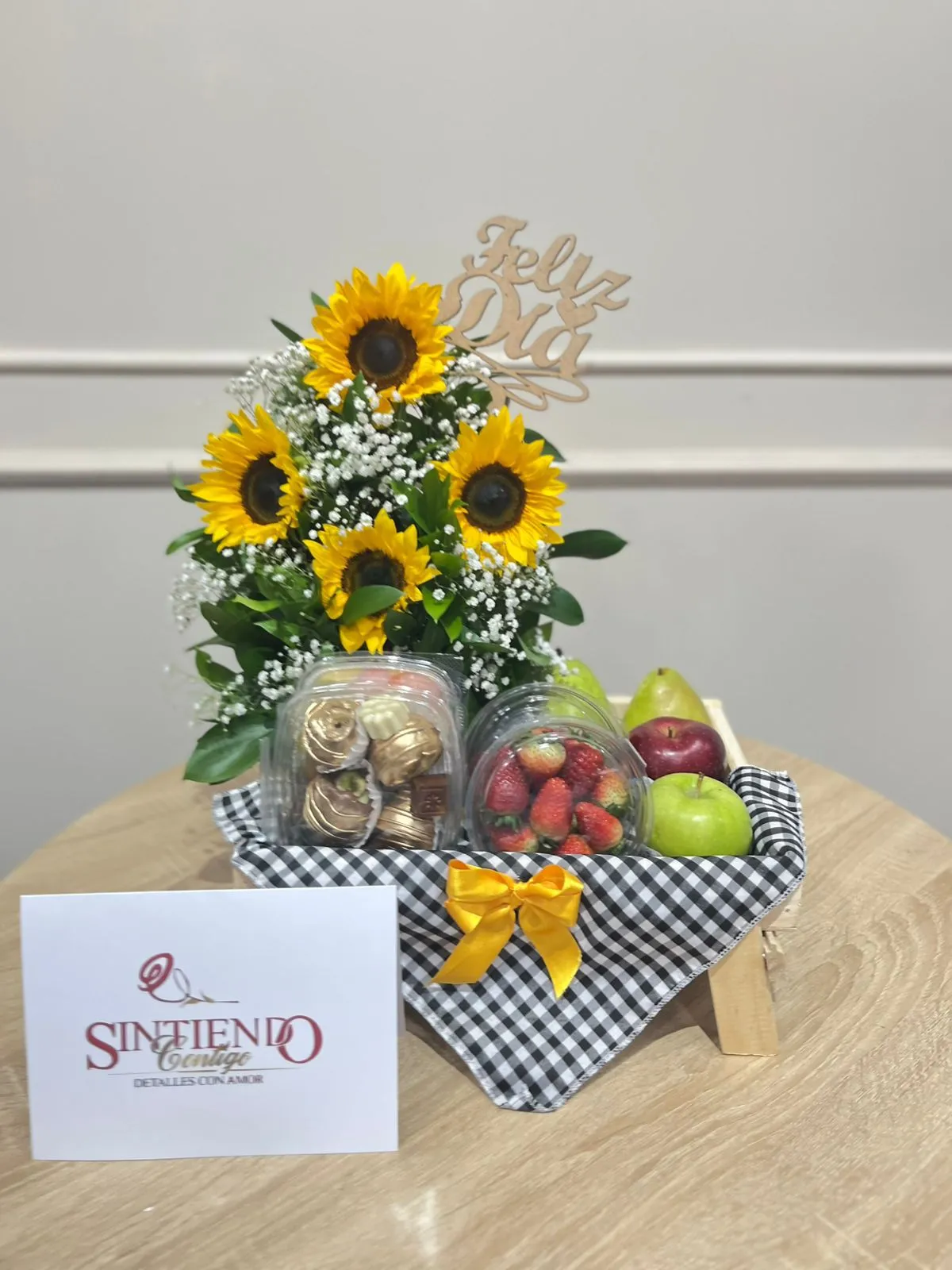 Desayuno sorpresa saludable con girasoles y fresas con chocolate