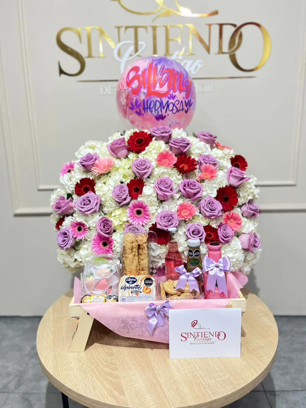 Desayuno sorpresa con hortensias, rosas, gerveras y globos