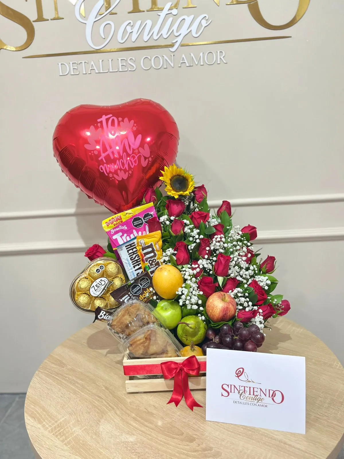 Desayuno sorpresa con rosas, girasol, frutas y globo metalizado