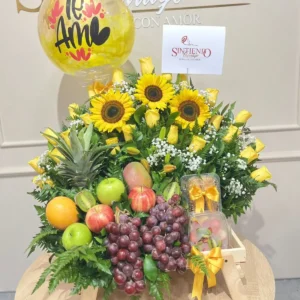 Desayuno sorpresa con frutas, girasoles, rosas y globo