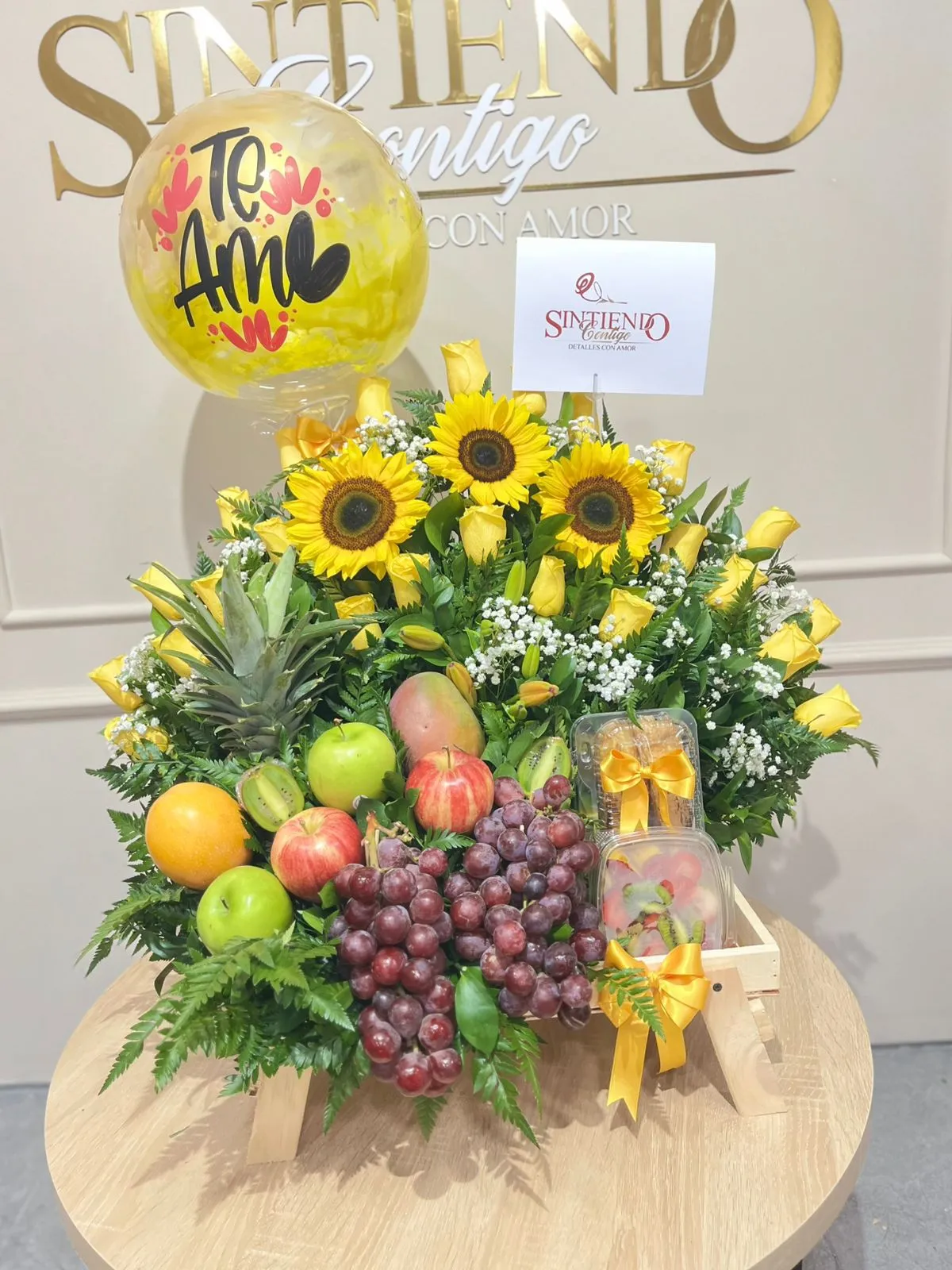 Desayuno sorpresa con frutas, girasoles, rosas y globo