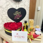 Desayuno sorpresa y caja corazon con rosas