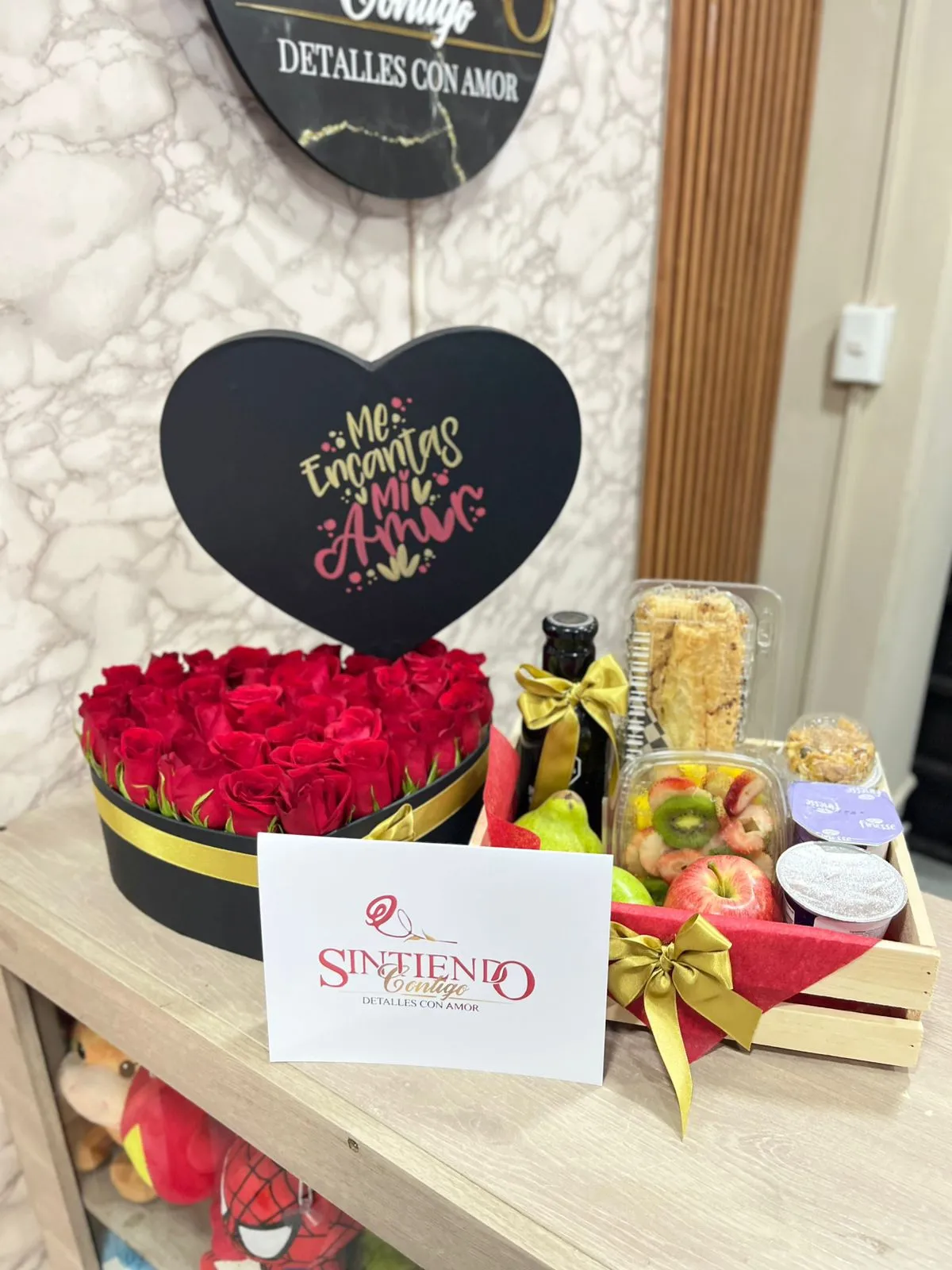 Desayuno sorpresa y caja corazon con rosas