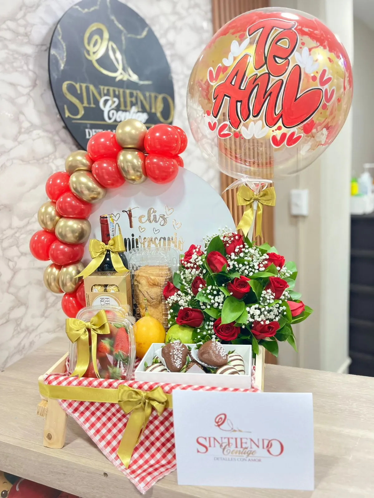 Desayuno sorpresa con rosas y globos