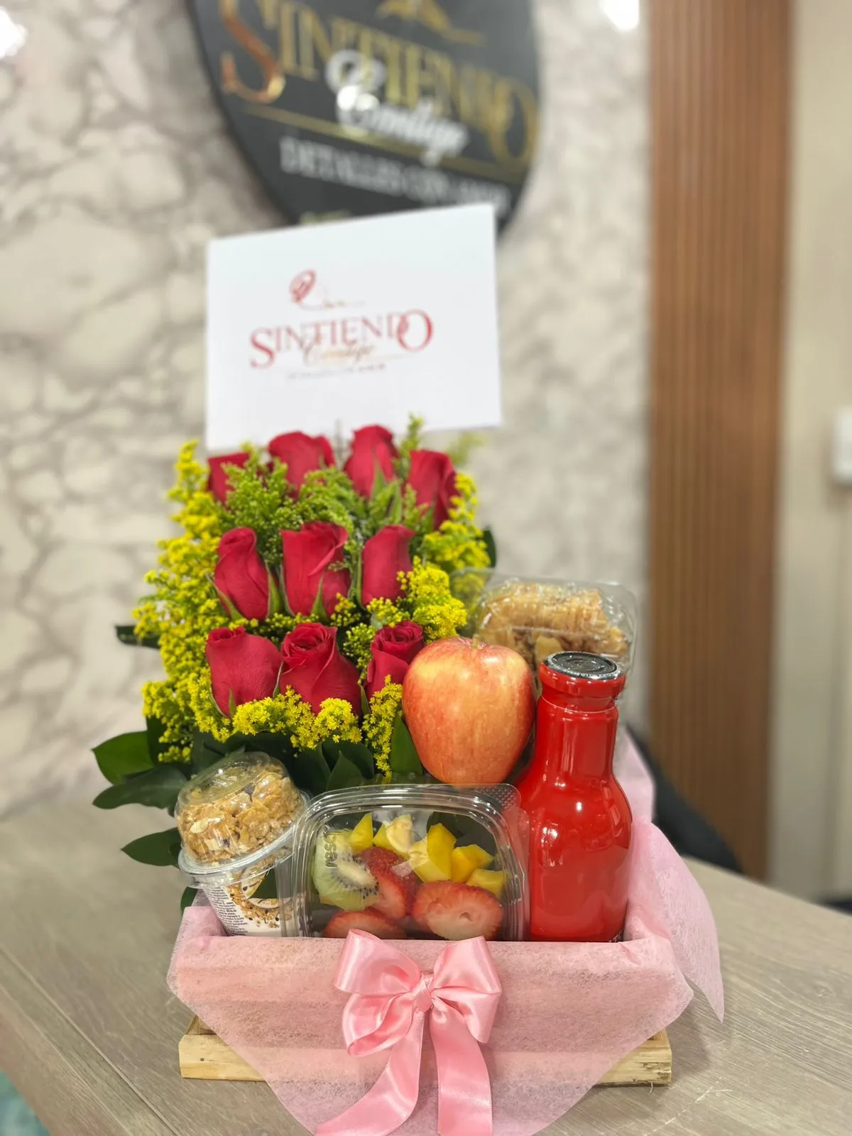 Desayuno sorpresa saludable con rosas