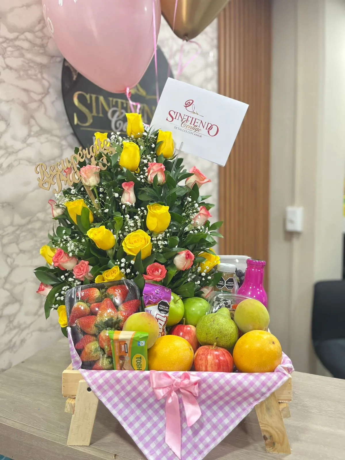 Desayuno sorpresa saludable con rosas y globos con helio