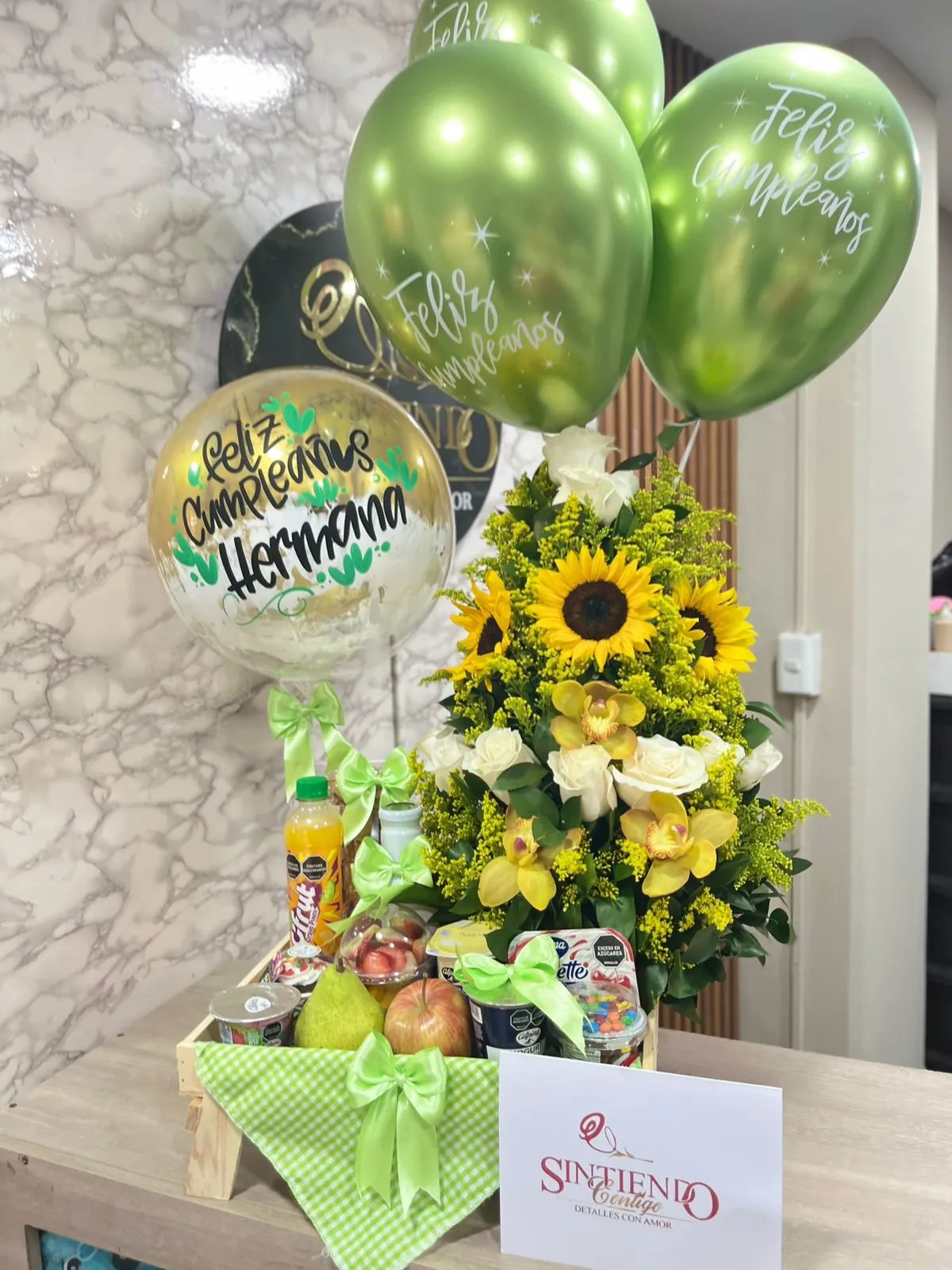 Desayuno sorpresa con girasoles, orquideas y globos con helio
