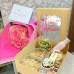 Desayuno sorpresa y bouquet de claveles