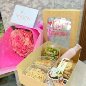 Desayuno sorpresa y bouquet de claveles