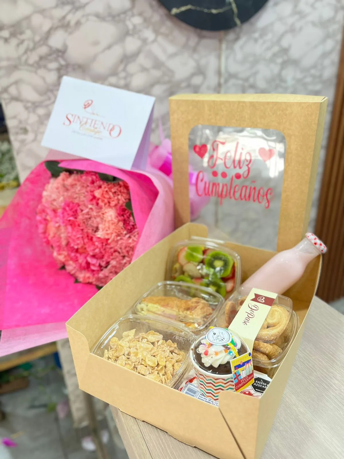 Desayuno sorpresa y bouquet de claveles