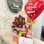 Desayuno sorpresa con rosas y globo metalizado