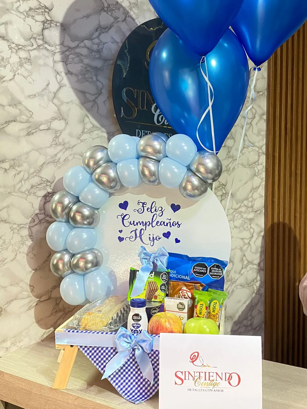 Desayuno sorpresa con globos con helio