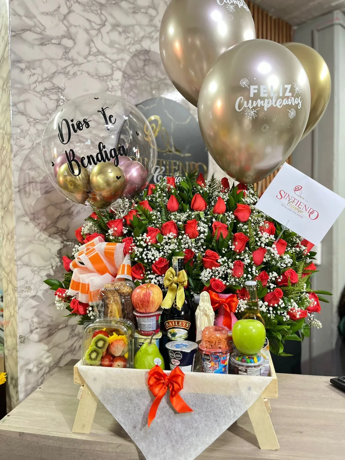 Desayuno sorpresa con rosas y globos con helio