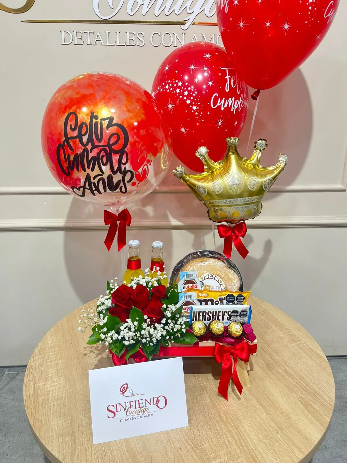 Desayuno sorpresa con rosas y globos con helio