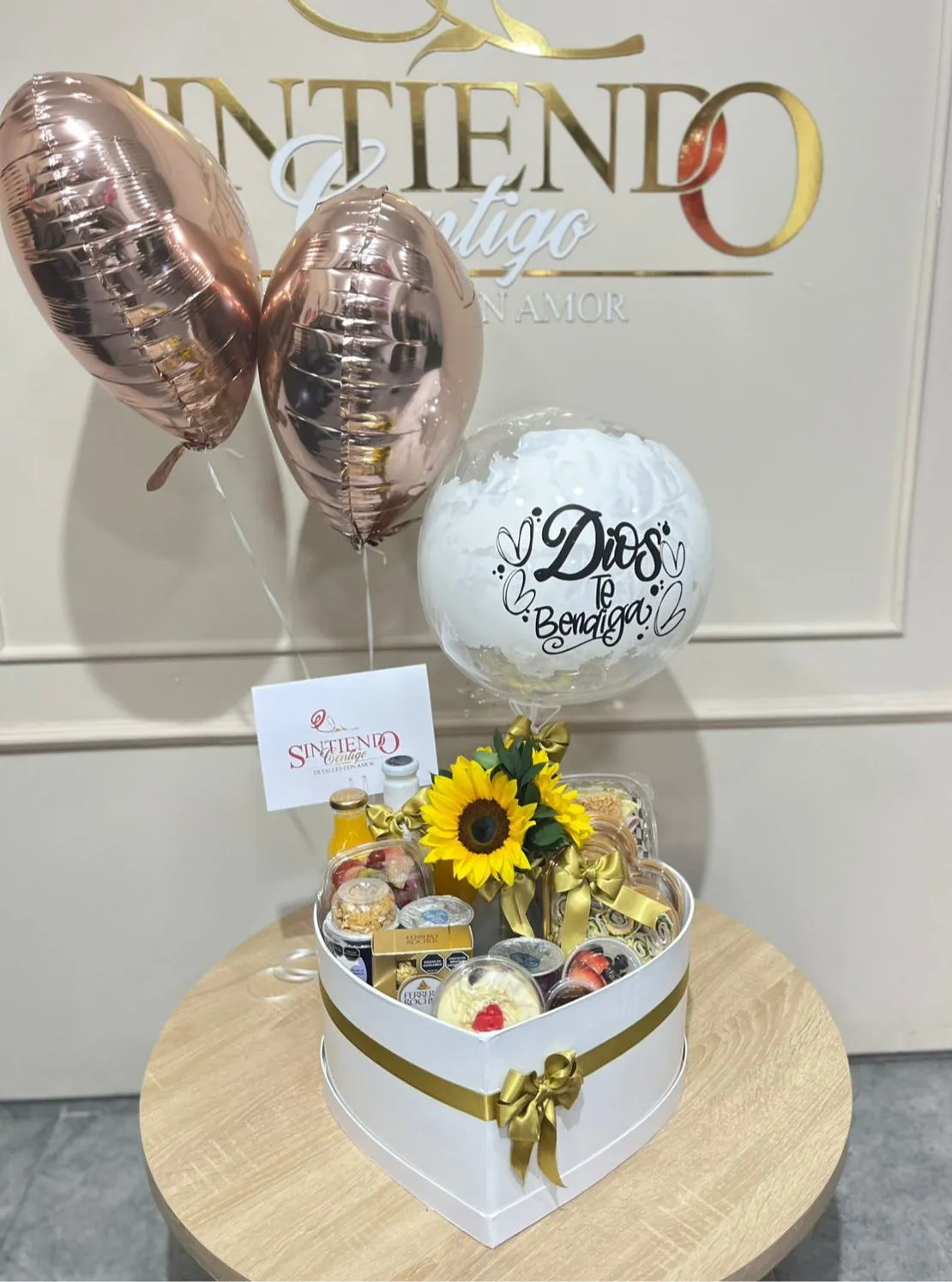 Desayuno sorpresa en caja corazon con girasoles y globos con helio