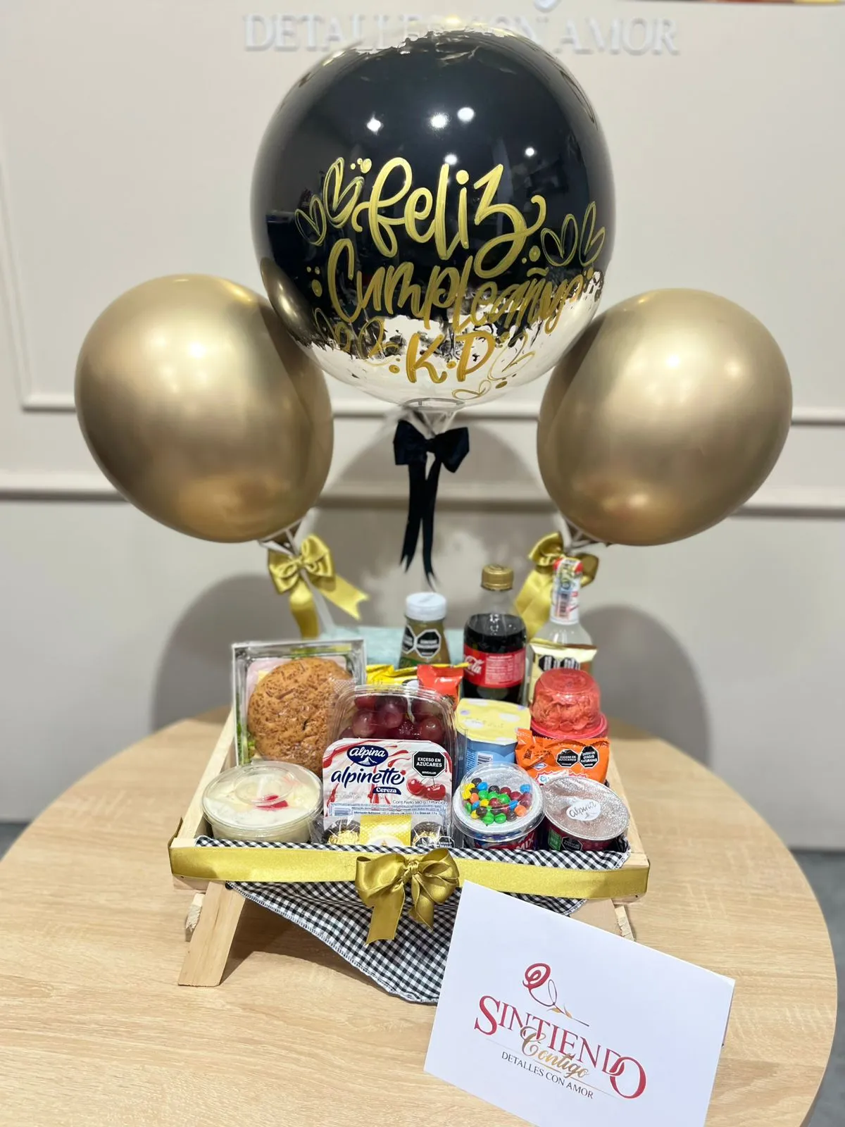 Desayuno sorpresa con globos con helio