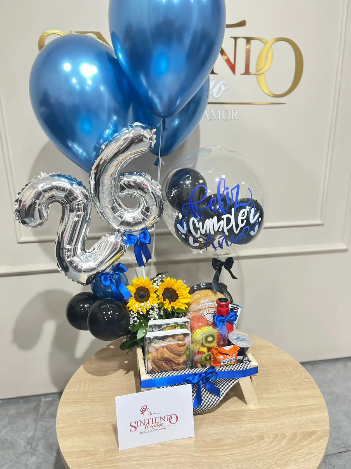 Desayuno sorpresa con globos y girasoles