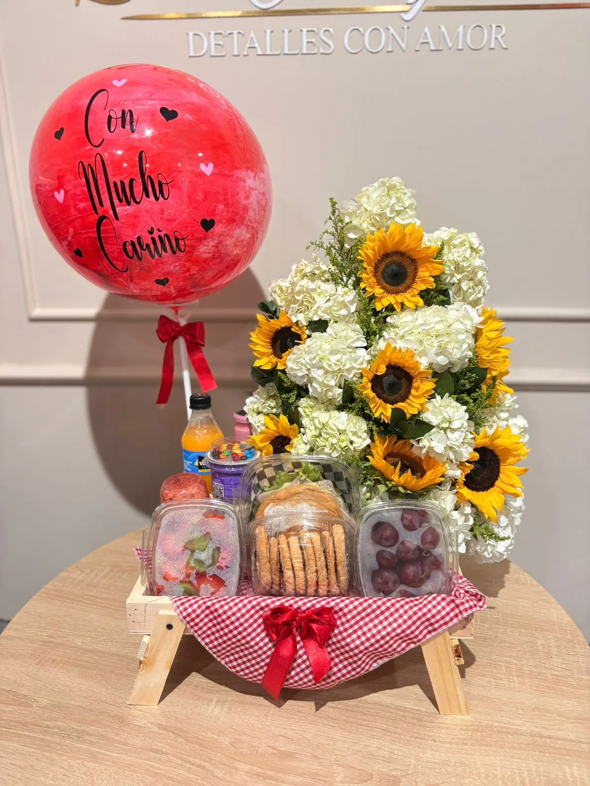 Desayuno sorpresa con hortensias, girasoles y globo